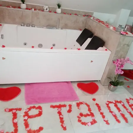 Jacuzzi Au Centre Apartment *