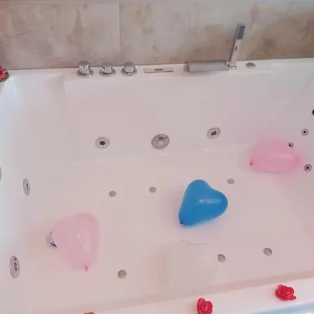 Jacuzzi Au Centre Apartment